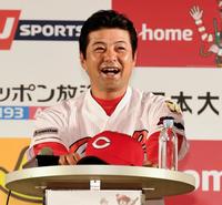トークバトルで笑顔をみせる広島・緒方孝市監督＝パシフィコ横浜（撮影・棚橋慶太）