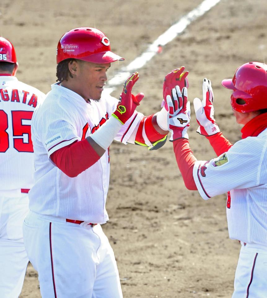 ９回、２ランを放ち生還するバティスタ（左）＝撮影・高部洋祐