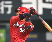 ７回広島、右越えソロを放つ広島・メヒア＝ヤフオクドーム（撮影・飯室逸平）