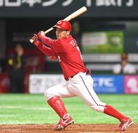 ５回広島無死、左前打を放つ広島・田中広輔＝ヤフオクドーム（撮影・飯室逸平）