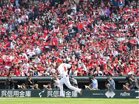 ４回、左前適時打を放ち大歓声の中、一塁へ向かう丸＝マツダスタジアム