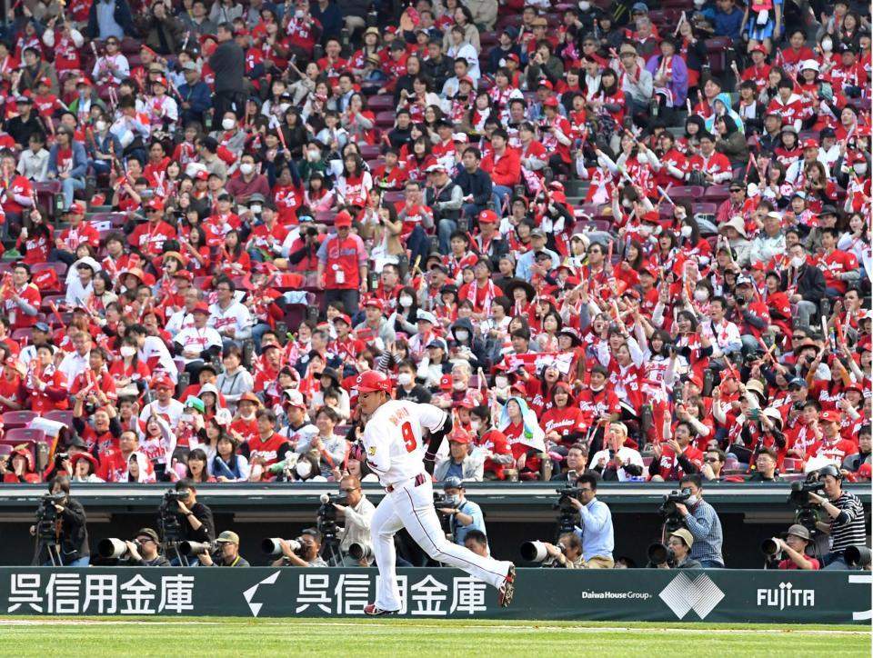 ４回、左前適時打を放ち大歓声の中、一塁へ向かう丸＝マツダスタジアム
