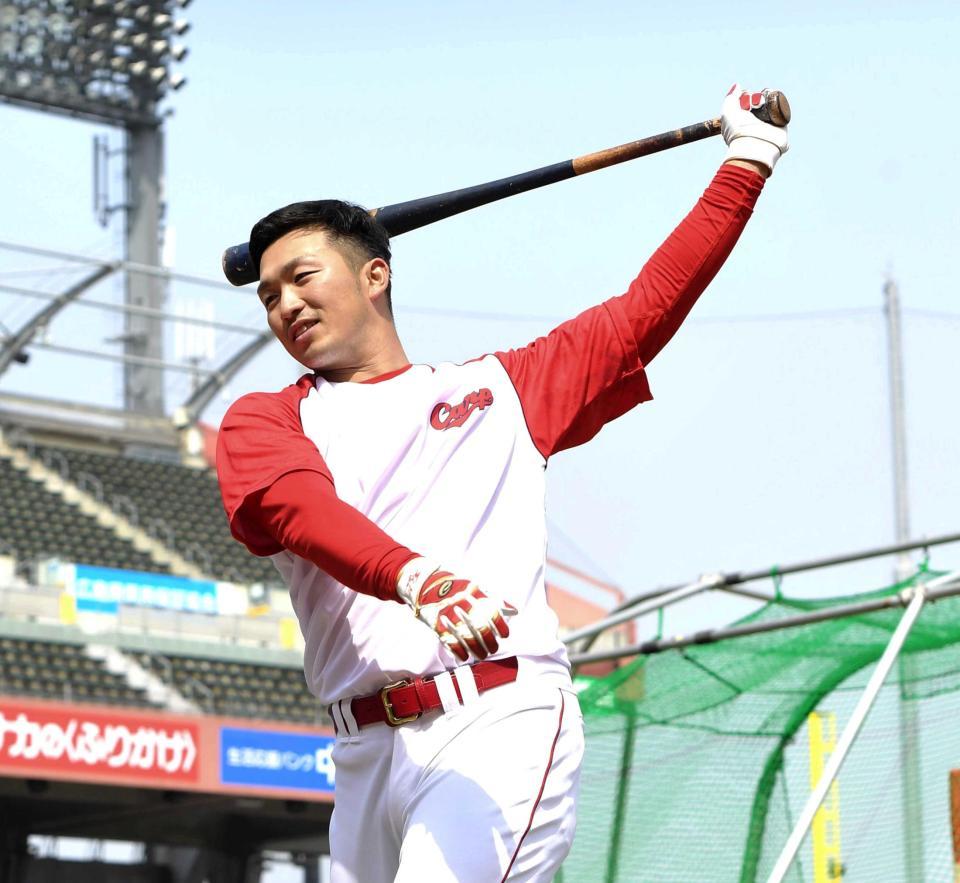 　打撃練習に汗を流す鈴木（撮影・飯室逸平）