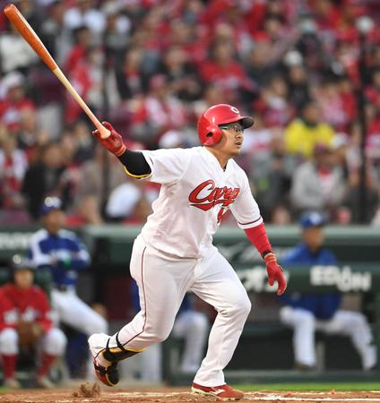 １回広島、１死満塁、先制犠飛を放つ広島・松山竜平＝マツダスタジアム（撮影・飯室逸平）