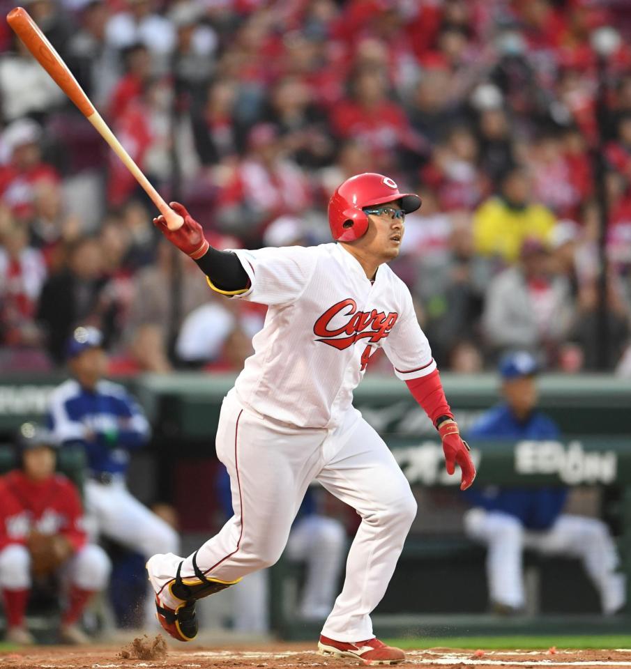 １回広島、１死満塁、先制犠飛を放つ広島・松山竜平＝マツダスタジアム（撮影・飯室逸平）