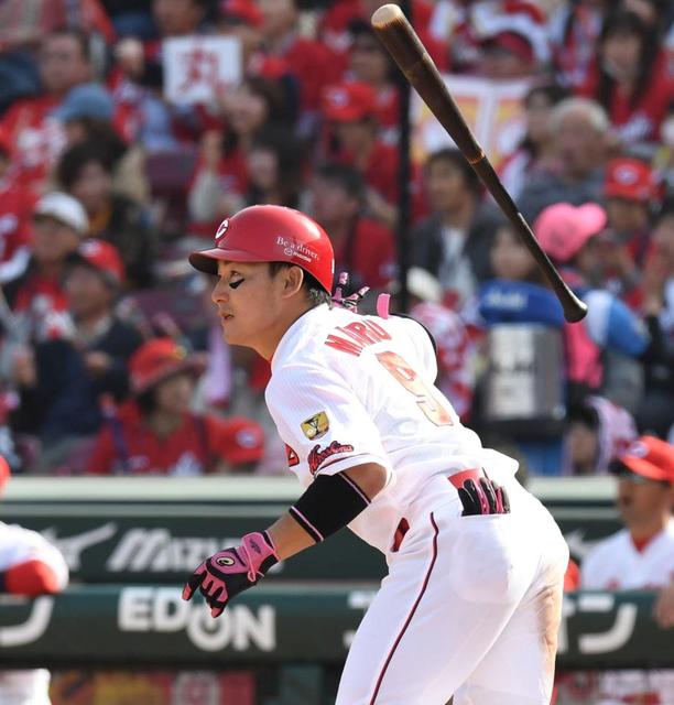 丸が1号2ラン 五回、中日先発ジーからバックスクリーンへ