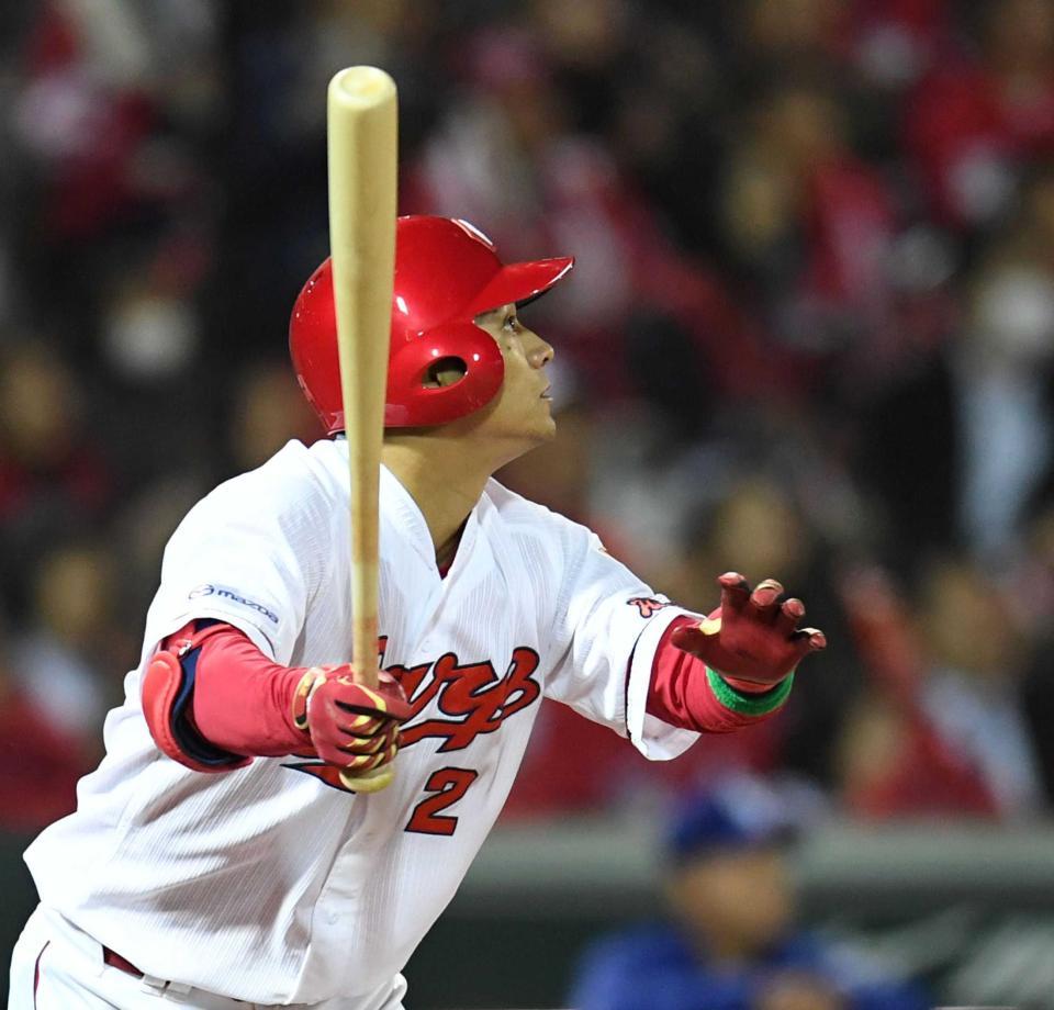 　６回、勝ち越しの２点適時二塁打を放つ田中（撮影・飯室逸平）