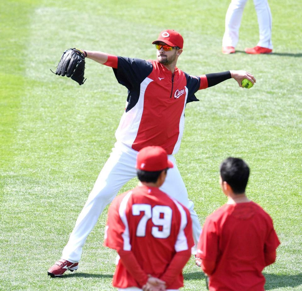 　緒方監督が見守る中、キャッチボールするジョンソン（撮影・飯室逸平）