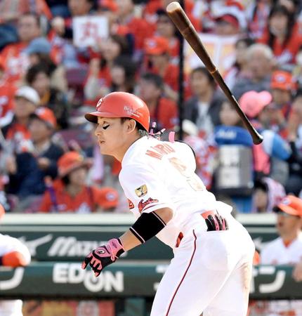 　５回、中越えに２ランを放つ丸（撮影・飯室逸平）