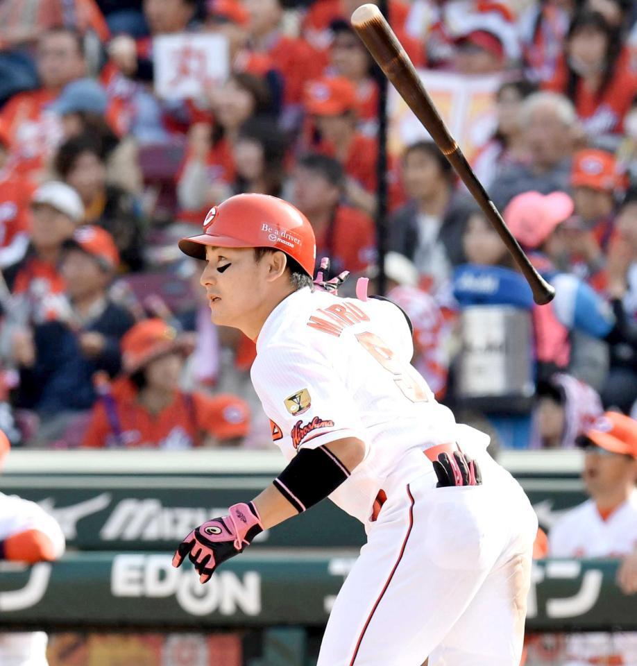 　５回、中越えに２ランを放つ丸（撮影・飯室逸平）