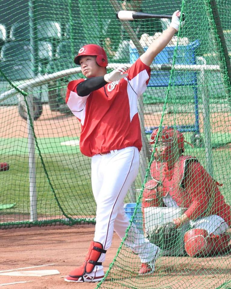 　試合前、打撃練習する鈴木