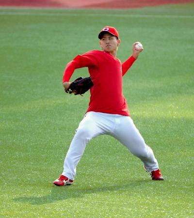 キャッチボールで調整する広島・高橋昴也＝神宮（撮影・金田祐二）