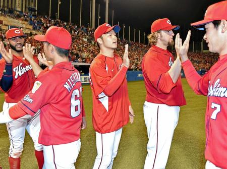 　勝ち投手となり、ナインを迎える薮田（中央）＝撮影・金田祐二
