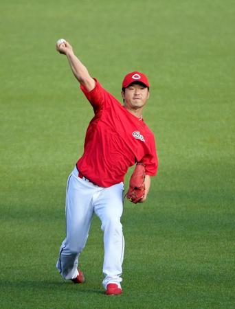 キャッチボールで調整する広島・岡田明丈＝神宮（撮影・金田祐二）