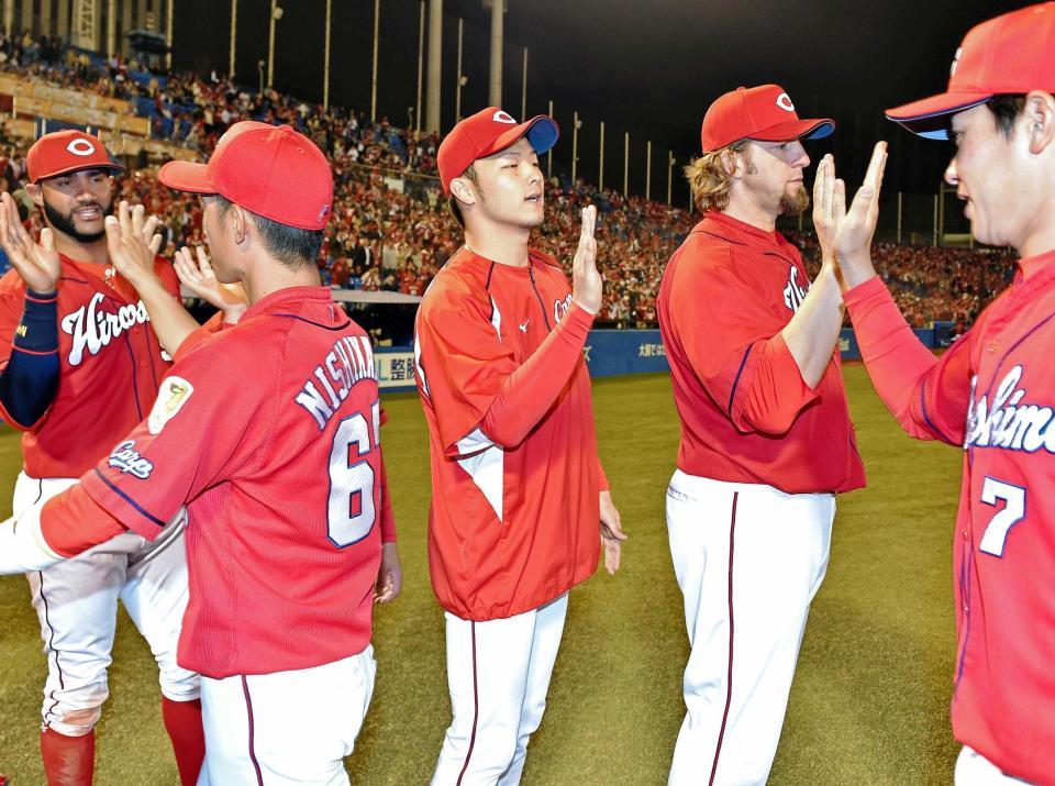 　勝ち投手となり、ナインを迎える薮田（中央）＝撮影・金田祐二