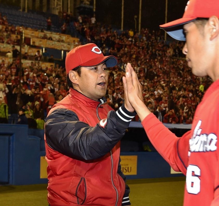 ナインを迎える緒方監督（撮影・金田祐二）