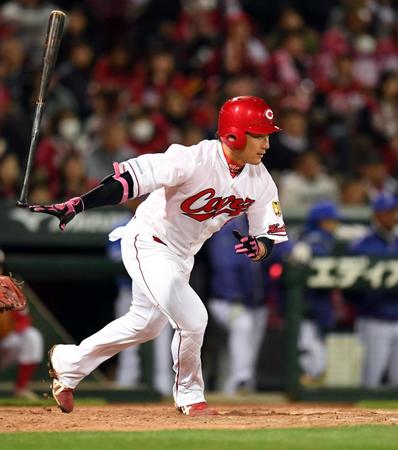 ５回広島、１死二塁、右前適時打を放つ広島・丸佳浩＝マツダスタジアム（撮影・飯室逸平）