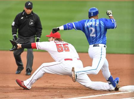 １回ＤｅＮＡ、２死三塁、きわどいタイミングも内野安打となるロペス＝マツダスタジアム（撮影・飯室逸平）