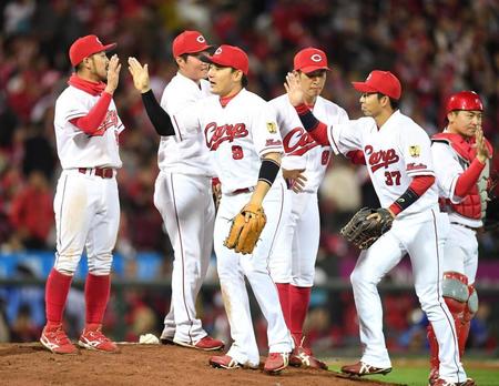 ハイタッチで勝利を喜ぶ広島ナイン＝マツダスタジアム（撮影・飯室逸平）