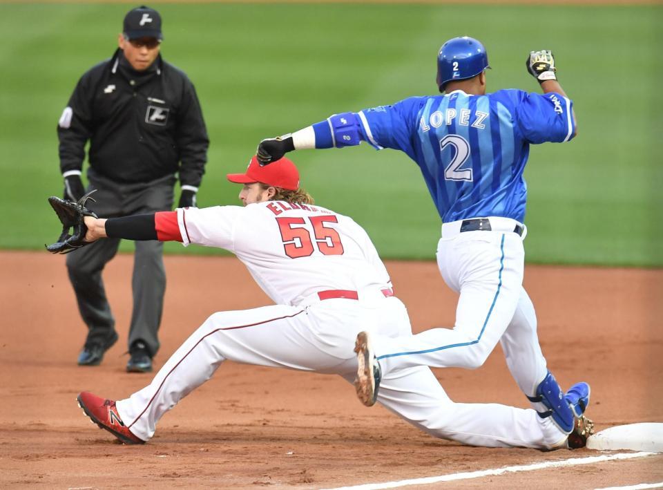 １回ＤｅＮＡ、２死三塁、きわどいタイミングも内野安打となるロペス＝マツダスタジアム（撮影・飯室逸平）