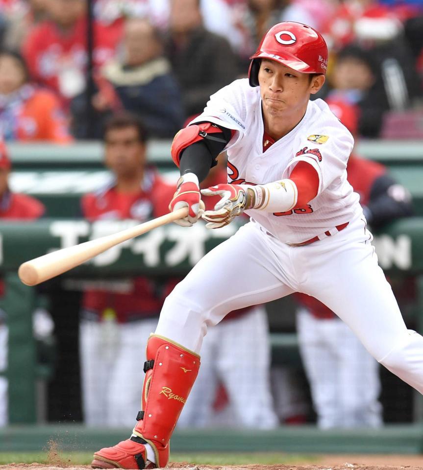 　７回、左前タイムリーを放つ西川（撮影・飯室逸平）