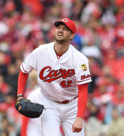 　５回、嶺井に先制２ランを打たれ、悔しそうに打球を見つめるジョンソン（撮影・飯室逸平）