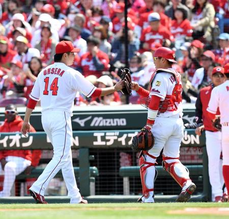 １回、ピンチをしのぎタッチをかわす広島・大瀬良大地（左）と広島・磯村嘉孝＝マツダスタジアム（撮影・飯室逸平）