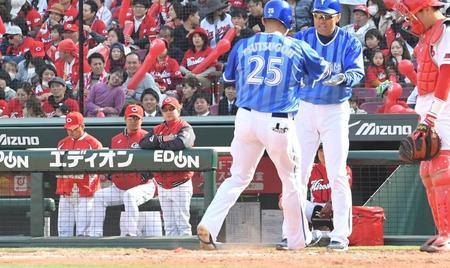 ７回、２打席連続の３ランを放ったＤｅＮＡ・筒香嘉智（２５）をベンチから見つめる広島・緒方孝市監督ら＝マツダスタジアム（撮影・飯室逸平）