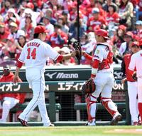 １回、ピンチをしのぎタッチをかわす広島・大瀬良大地（左）と広島・磯村嘉孝＝マツダスタジアム（撮影・飯室逸平）