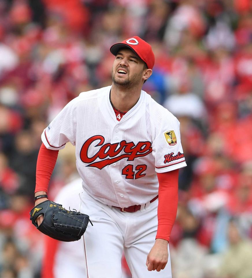 　５回、嶺井に先制２ランを打たれ、悔しそうに打球を見つめるジョンソン（撮影・飯室逸平）