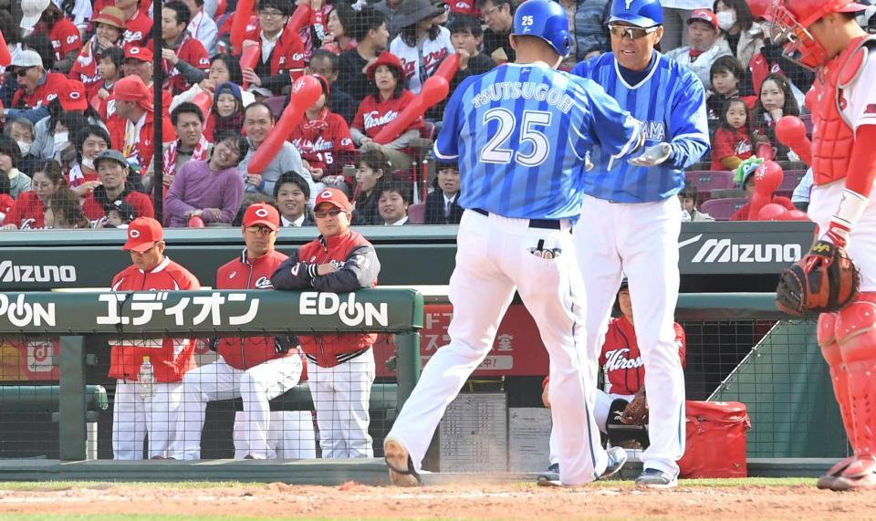 ７回、２打席連続の３ランを放ったＤｅＮＡ・筒香嘉智（２５）をベンチから見つめる広島・緒方孝市監督ら＝マツダスタジアム（撮影・飯室逸平）