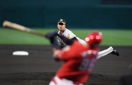 １回広島２死一塁、阪神・高橋遥人は広島アレハンドロ・メヒアを空振りの三振に打ち取る＝甲子園（撮影・山口登）