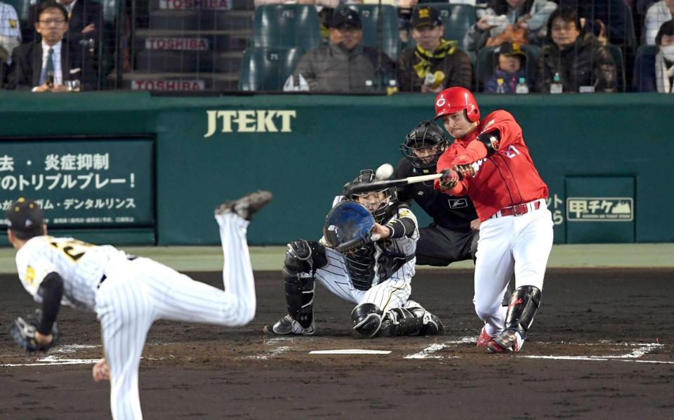 　２回、小野（手前左）から左越えに先制二塁打を放つ会沢（撮影・山口登）