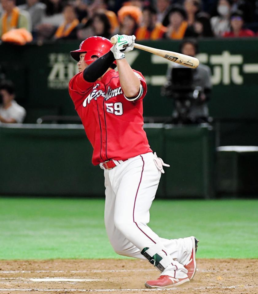 ９回、中前打を放つ美間（撮影・堀内翔）