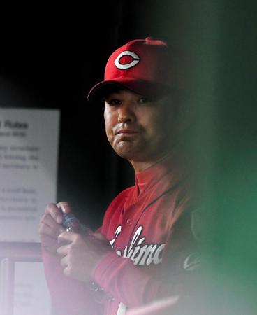 ９回、投手交代を告げベンチで水を飲む広島・緒方監督＝東京ドーム（撮影・堀内翔）