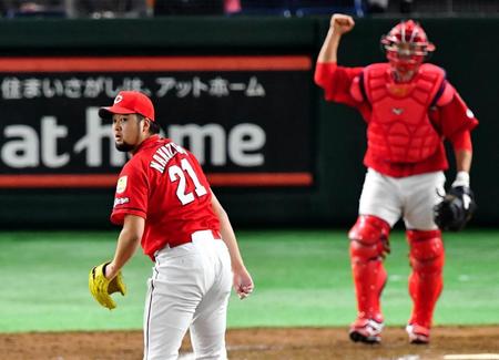 ９回巨人２死、巨人・アレックス・ゲレーロの打球に焦った表情の広島・中崎翔太（手前）。しかし奥で広島・石原慶幸はガッツポーズをする＝東京ドーム（撮影・中田匡峻）