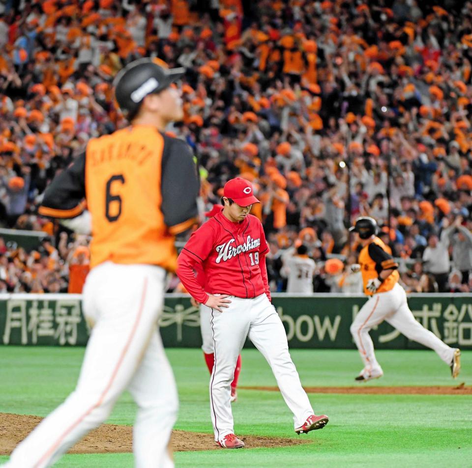 　５回、マギー（右奥）に２ランを浴びた野村。手前は二走・坂本（撮影・堀内翔）