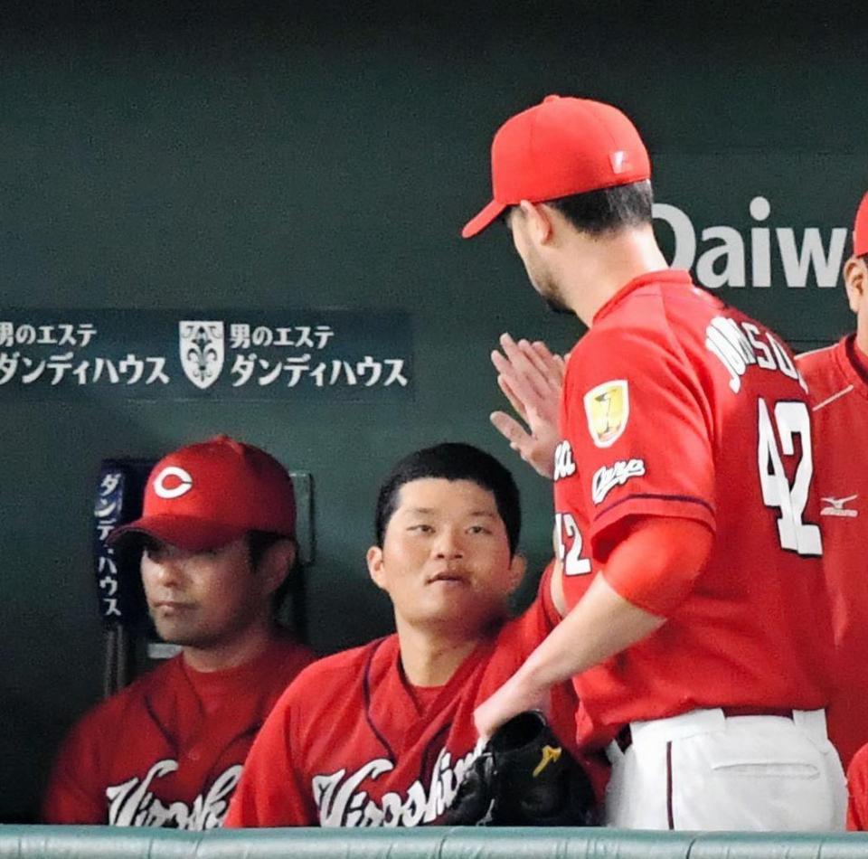 広島・美間優槻（中央）とベンチでタッチを交わす広島　クリス・ジョンソン（右）。左は広島・緒方孝市監督＝東京ドーム（撮影・中田匡峻）