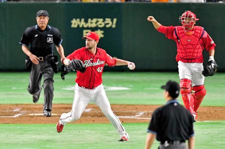 　３回、田口の犠打が投飛となり、素早く一塁へ送球して併殺を完成させるジョンソン（撮影・中田匡峻）