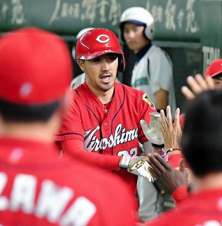 ７回、勝ち越し本塁打を放ち迎えられる広島・菊池＝東京ドーム（撮影・堀内翔）