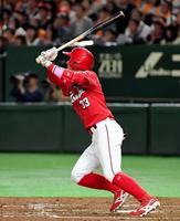 ５回、菊池が右越えに同点本塁打を放つ＝東京ドーム（撮影・堀内翔）