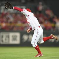 ４回ヤクルト２死、ヤクルト・青木宣親の打球を好捕する広島・田中広輔＝マツダスタジアム（撮影・飯室逸平）