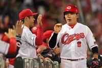 ６回、広島・バティスタの適時打で生還し広島・田中広輔らとハイタッチをかわす広島・丸佳浩＝マツダスタジアム（撮影・飯室逸平）