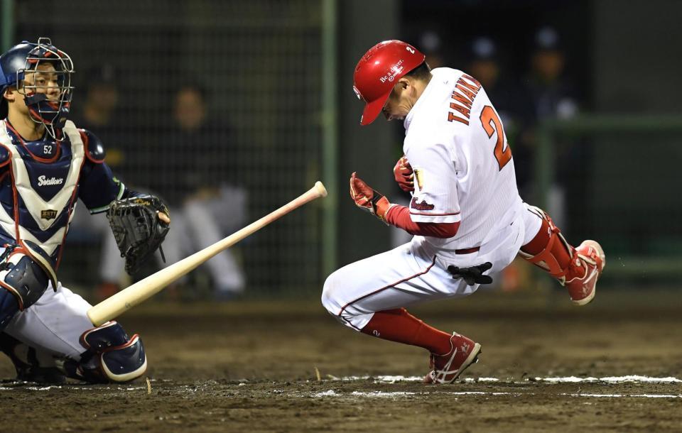 ６回、死球を受ける田中（撮影・飯室逸平）