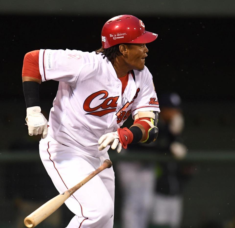 ２回、二塁打を放つバティスタ（撮影・飯室逸平）