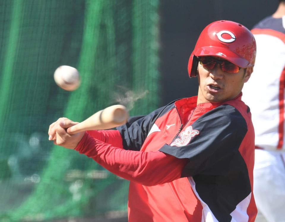 打撃練習に汗を流す広島・田中広輔＝マツダスタジアム（撮影・飯室逸平）