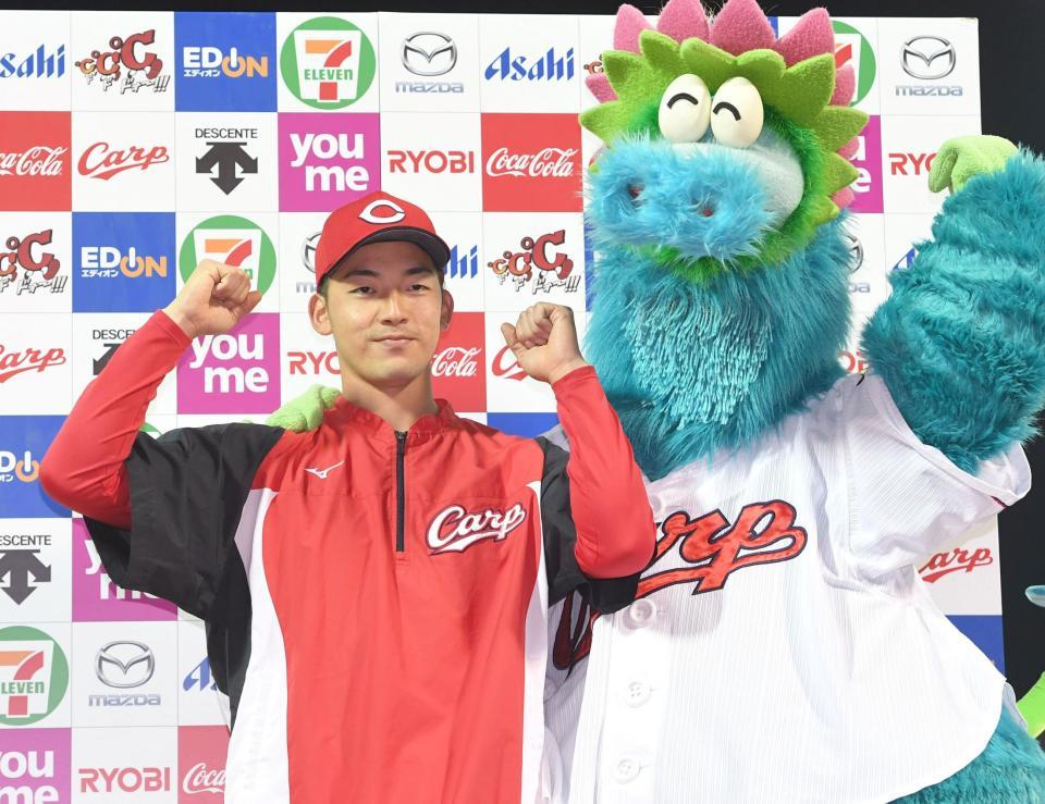 スライリーとお立ち台でポーズをとる広島・中村祐太＝マツダスタジアム（撮影・飯室逸平）