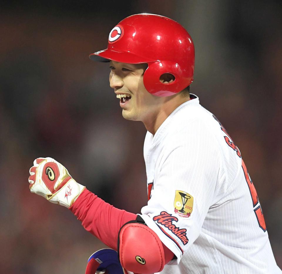 　６回、代打で内野安打を放ち一塁上で安堵の笑顔を見せる鈴木（撮影・飯室逸平）