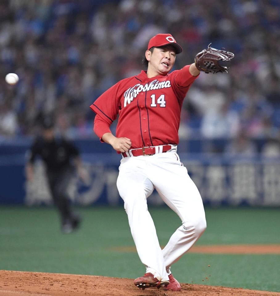 　２回、中日・モヤの打球にグラブを出す大瀬良（撮影・飯室逸平）