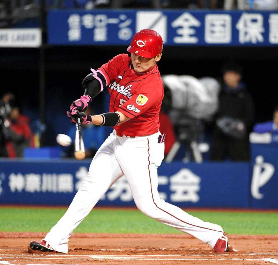 １回、先制適時二塁打を放つ広島・丸佳浩＝横浜スタジアム（撮影・棚橋慶太）